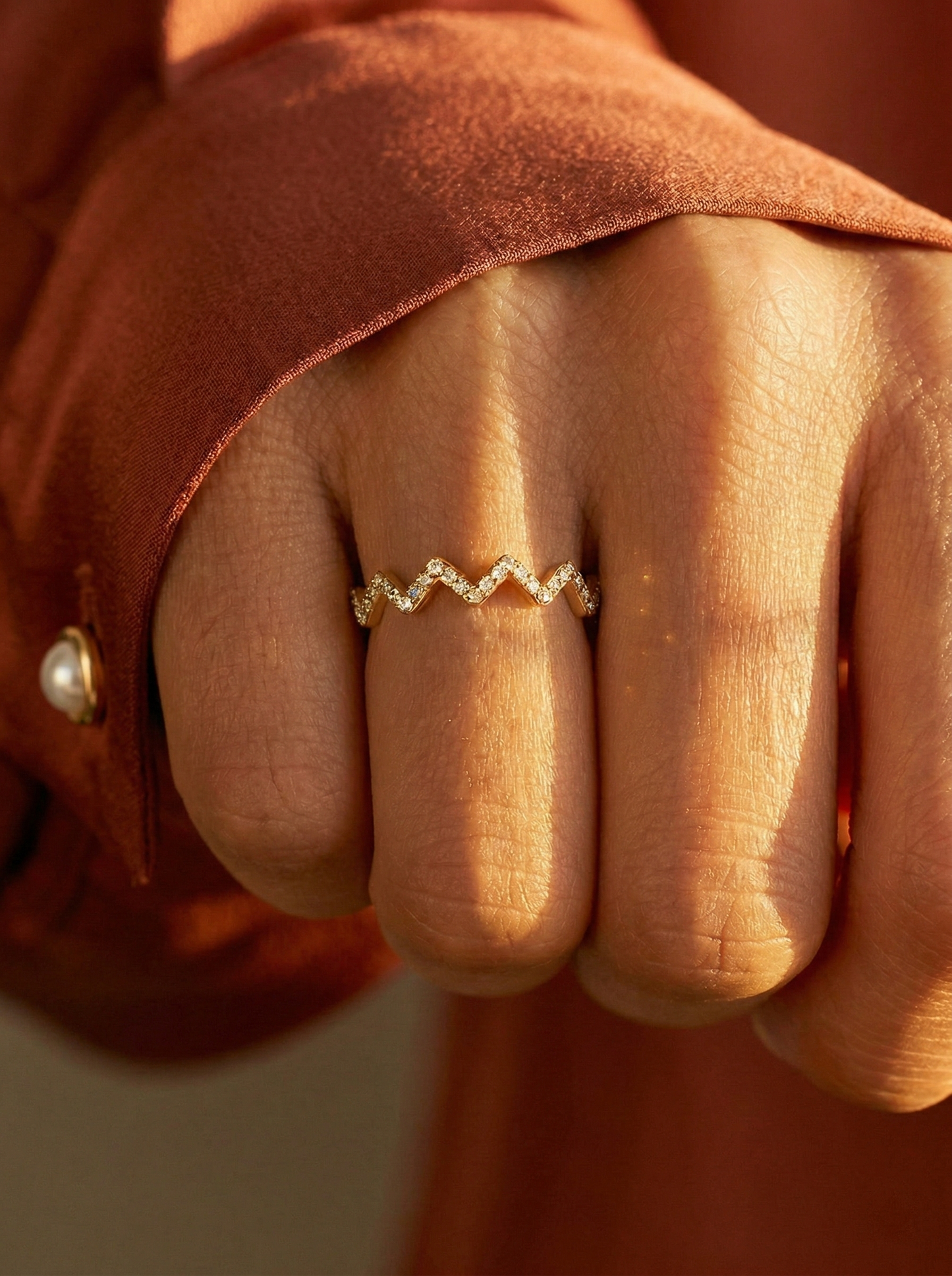 Mara | Anillo zigzag con piedras preciosas