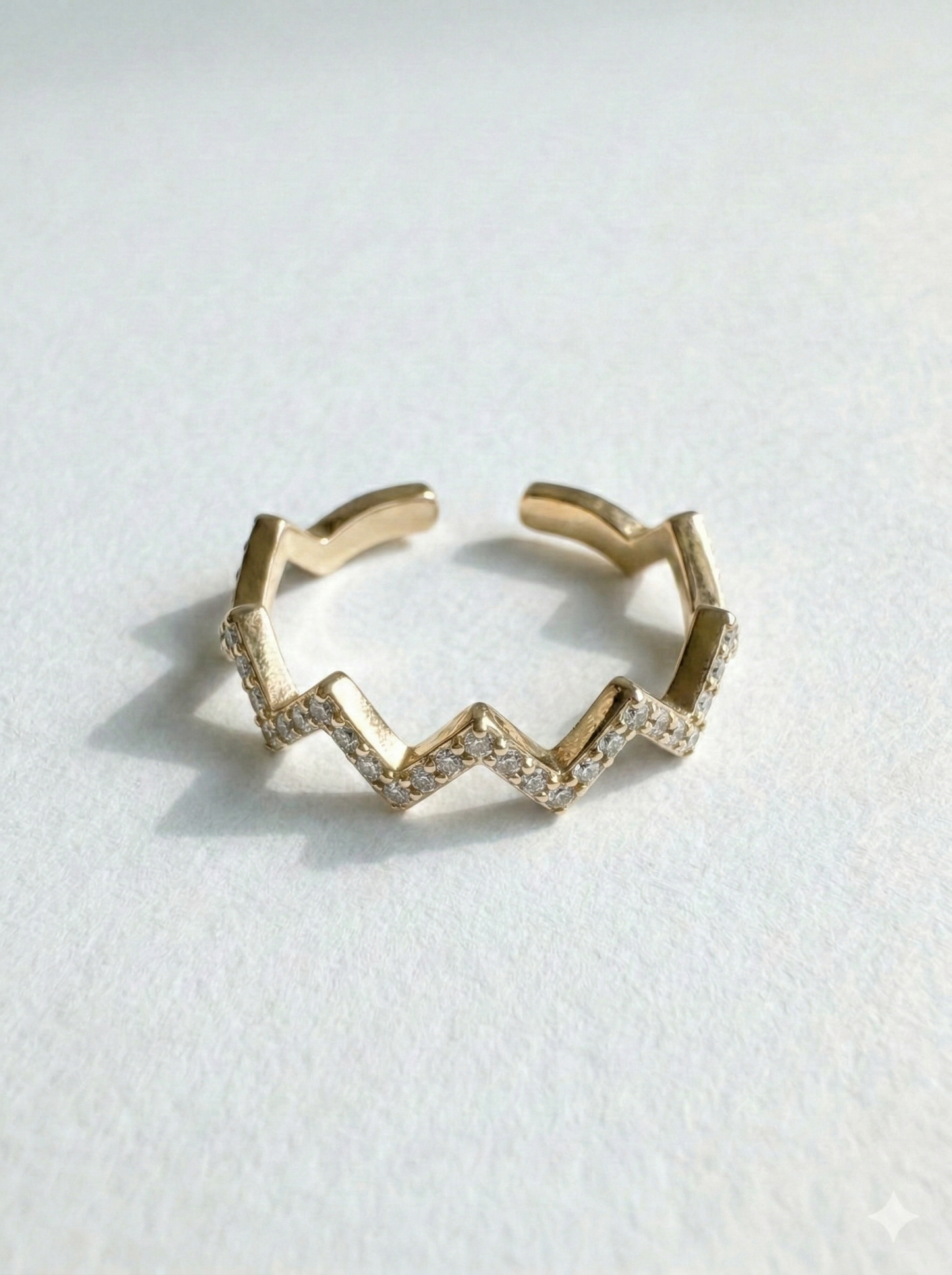 Mara | Anillo zigzag con piedras preciosas