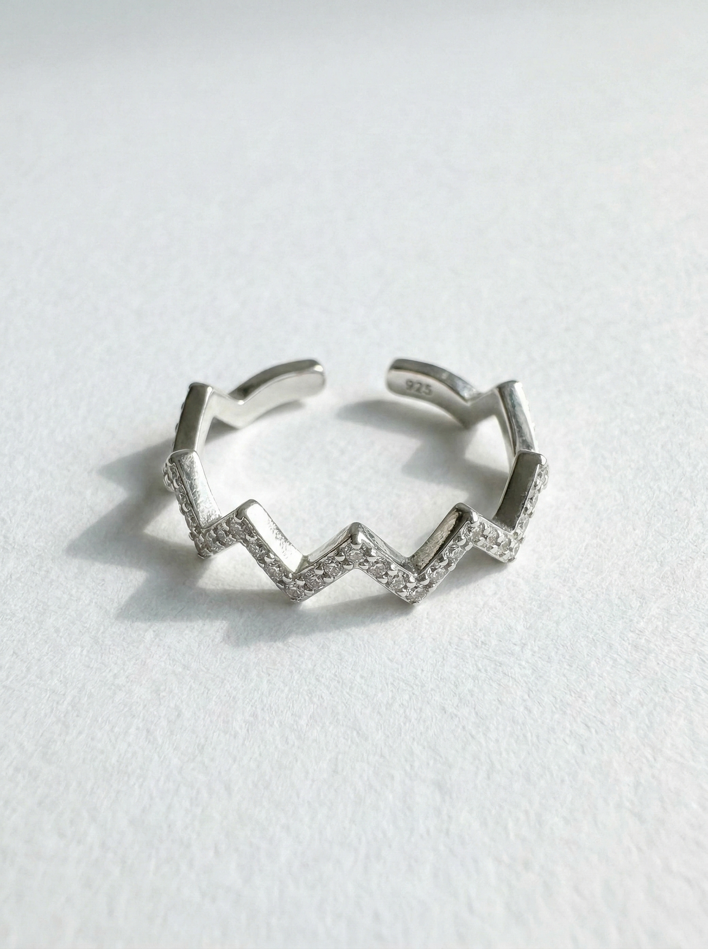Mara | Anillo zigzag con piedras preciosas
