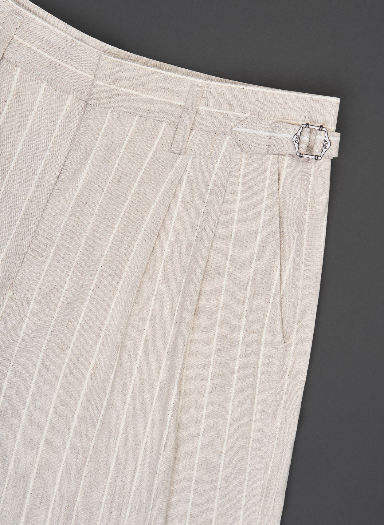 Max | Pantalones de lino color marfil con rayas finas, cintura alta y hebillas laterales