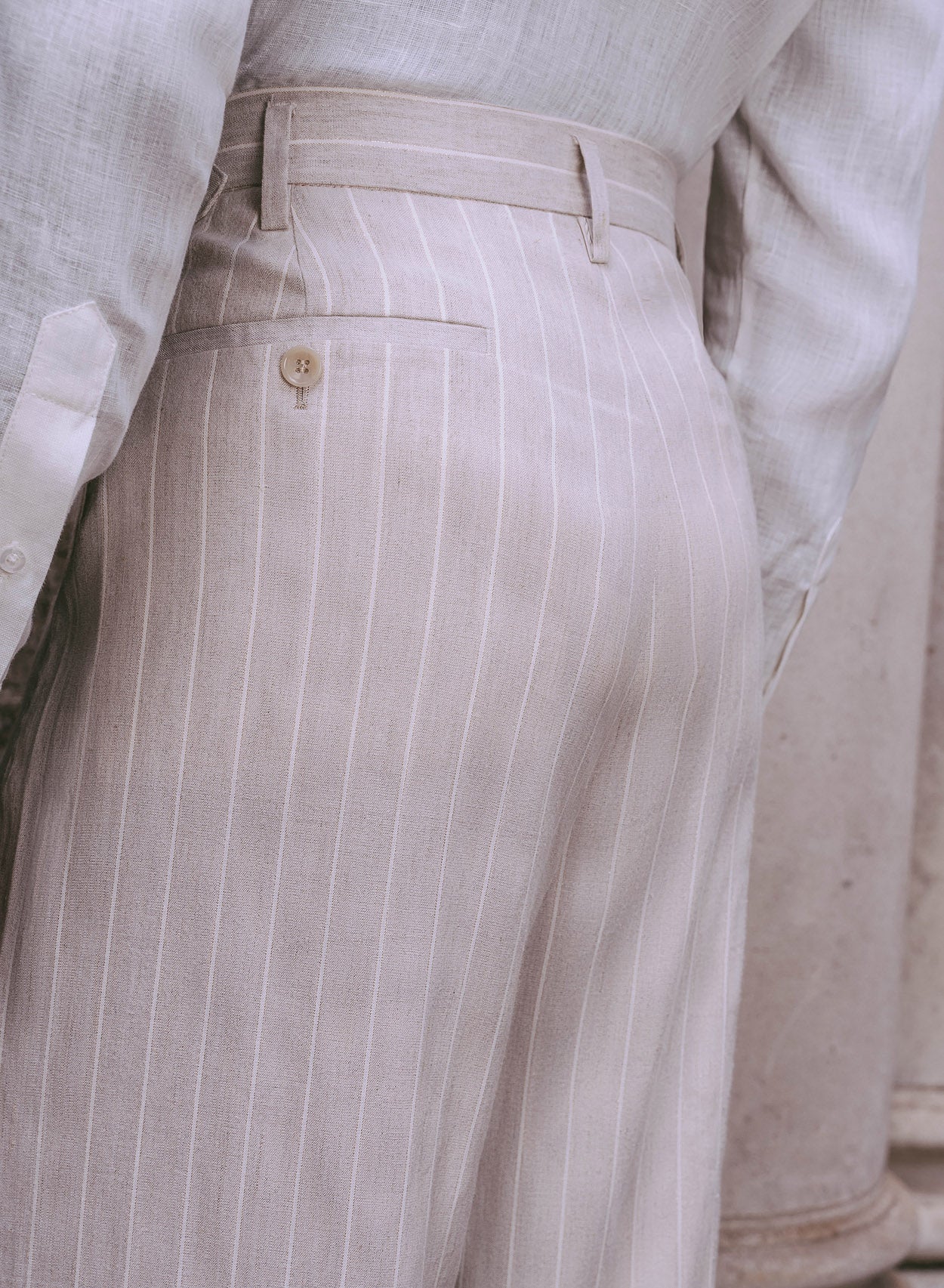 Max | Pantalones de lino color marfil con rayas finas, cintura alta y hebillas laterales